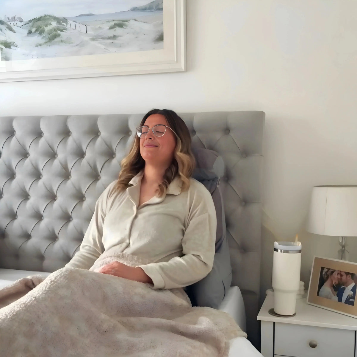 femme coussin lecture gris